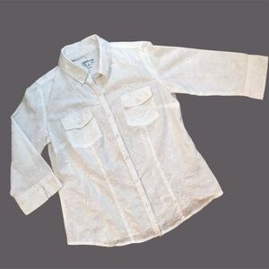 White Blouse Croft & Barrow Floral embroidered button down top size S Feminine